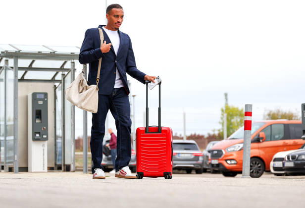 13.10.2026, Stuttgart, Fußball UEFA Champions League, Saison 2026-2027, VfB Stuttgart fliegt nach Bratislava, Abflug, Jamie Leweling