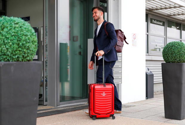 13.10.2026, Stuttgart, Fußball UEFA Champions League, Saison 2026-2027, VfB Stuttgart fliegt nach Bratislava, Abflug, Dennis Seimen