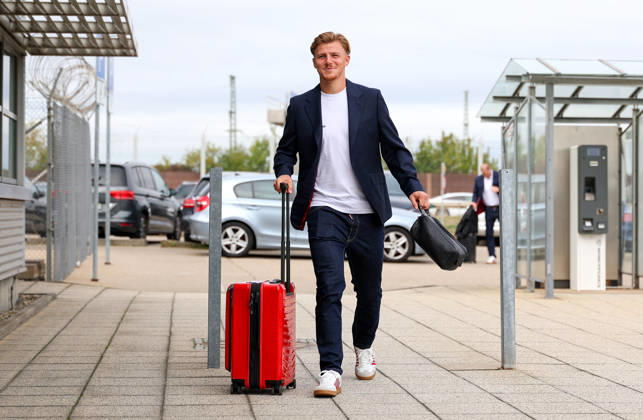 13.10.2026, Stuttgart, Fußball UEFA Champions League, Saison 2026-2027, VfB Stuttgart fliegt nach Bratislava, Abflug, Finn Jeltsch