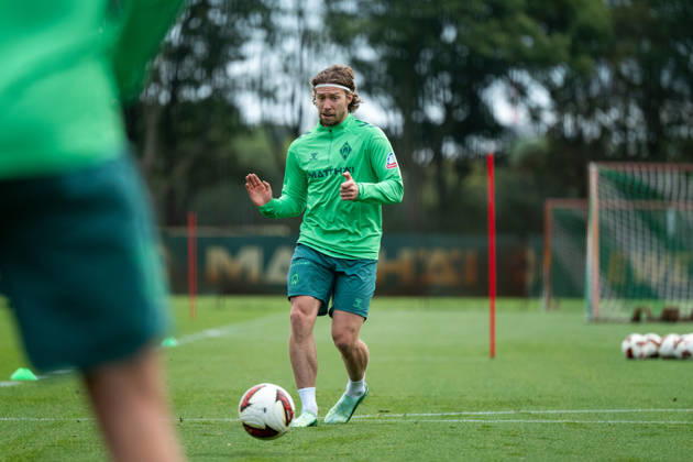 13.10.2026, GER, Fussball, Herren, 1. Bundesliga, Saison 2026 2027, Training, SV Werder Bremen Mitchell Weiser ( Werder Bremen, 08 ) am Ball Bremen Trainingsgelände Weserstadion Bremen Deutschland Copyright: xNordphoto Memmlerx