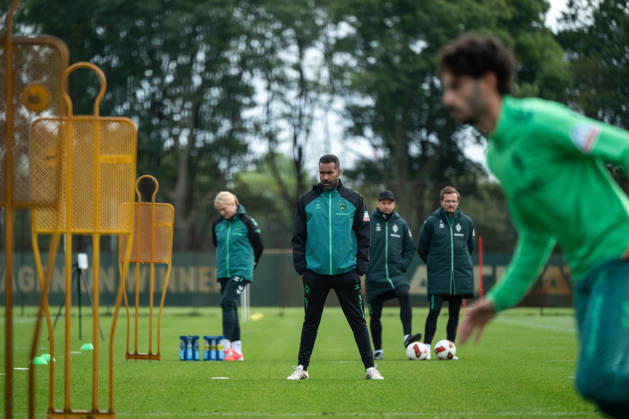 13.10.2026, GER, Fussball, Herren, 1. Bundesliga, Saison 2026 2027, Training, SV Werder Bremen Daniel Thioune ( Werder Bremen, Trainer ) und Trainerteam, davor Eren Dinkci ( Werder Bremen, 18 ) Bremen Trainingsgelände Weserstadion Bremen Deutschland Copyright: xNordphoto Memmlerx