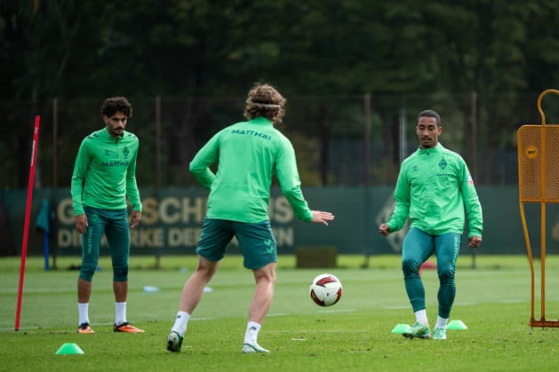 13.10.2026, GER, Fussball, Herren, 1. Bundesliga, Saison 2026 2027, Training, SV Werder Bremen Arthur ( Werder Bremen, 13 ), Eren Dinkci ( Werder Bremen, 18 ), davor Mitchell Weiser ( Werder Bremen, 08 ) Bremen Trainingsgelände Weserstadion Bremen Deutschland Copyright: xNordphoto Memmlerx