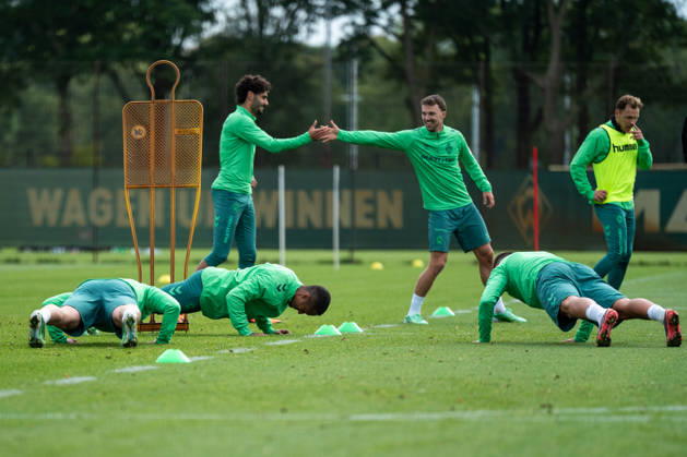 13.10.2026, GER, Fussball, Herren, 1. Bundesliga, Saison 2026 2027, Training, SV Werder Bremen Arthur ( Werder Bremen, 13 ) und Team machen Liegestütze, dahinter Eren Dinkci ( Werder Bremen, 18 ), Youri Regeer ( Werder Bremen, 44 ) klatschen ab Bremen Trainingsgelände Weserstadion Bremen Deutschland Copyright: xNordphoto Memmlerx