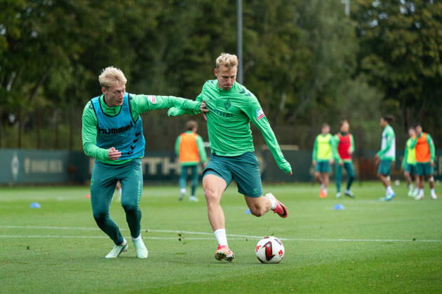 13.10.2026, GER, Fussball, Herren, 1. Bundesliga, Saison 2026 2027, Training, SV Werder Bremen Marco Grüll ( Werder Bremen, 17 ) am Ball im Zweikampf mit Oskar Wojcik ( Bremen, 03 ) Bremen Trainingsgelände Weserstadion Bremen Deutschland Copyright: xNordphoto Memmlerx