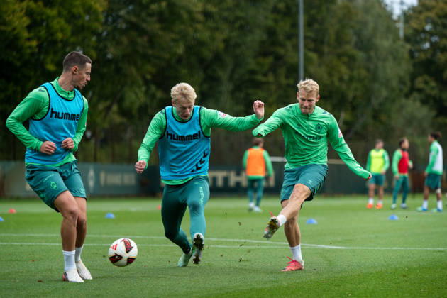 13.10.2026, GER, Fussball, Herren, 1. Bundesliga, Saison 2026 2027, Training, SV Werder Bremen Marco Grüll ( Werder Bremen, 17 ) am Ball im Zweikampf mit Oskar Wojcik ( Bremen, 03 ), Marco Friedl ( Werder Bremen, 32 ) Bremen Trainingsgelände Weserstadion Bremen Deutschland Copyright: xNordphoto Memmlerx