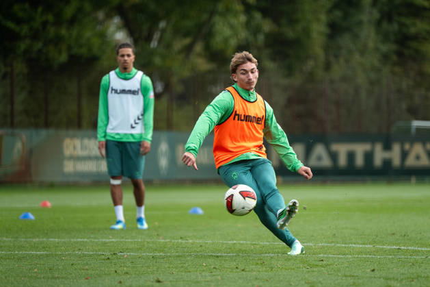 13.10.2026, GER, Fussball, Herren, 1. Bundesliga, Saison 2026 2027, Training, SV Werder Bremen Chuki ( Werder Bremen, 20 ) am Ball Bremen Trainingsgelände Weserstadion Bremen Deutschland Copyright: xNordphoto Memmlerx