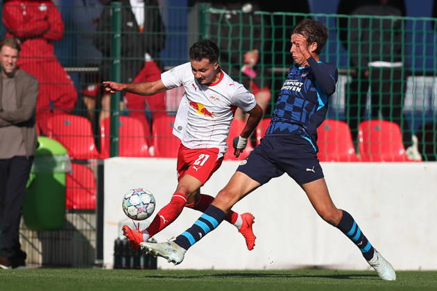 RB Leipzig U19 - PSV Eindhoven U19 UEFA Youth League Leipzig, 13.10.2026, Trainingszentrum am Cottaweg, Fußball, Saison 2026 2027, U19 Junioren, UEFA Youth League, 2. Spieltag , RB Leipzig U19 - PSV Eindhoven U19 , Im Bild: Din Klapija (21, RB) und Brent Jonkers (3 , Eindhoven) , Nur für journalistische Zwecke! For editorial use only! , UEFA regulations prohibit any use of photographs as image sequences and or quasi-video. ,
