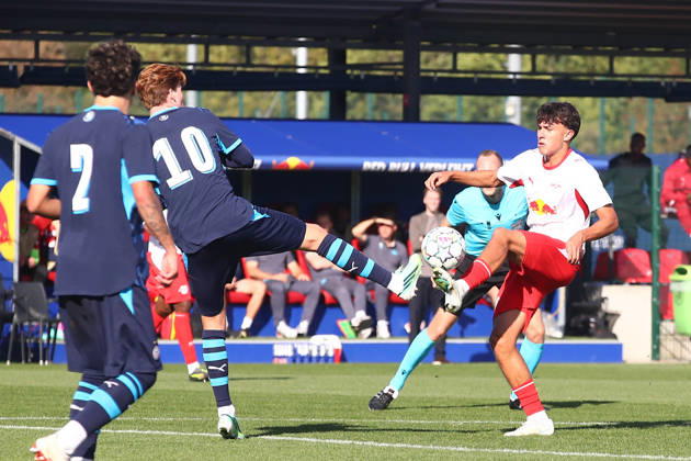 RB Leipzig U19 - PSV Eindhoven U19 UEFA Youth League Leipzig, 13.10.2026, Trainingszentrum am Cottaweg, Fußball, Saison 2026 2027, U19 Junioren, UEFA Youth League, 2. Spieltag , RB Leipzig U19 - PSV Eindhoven U19 , Im Bild v.l.: Philip Holseter-Karlsen (10 , Eindhoven) und Toni Langsteiner (8, RB) , Nur für journalistische Zwecke! For editorial use only! , UEFA regulations prohibit any use of photographs as image sequences and or quasi-video. ,