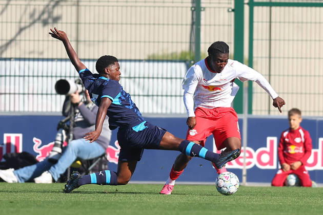 RB Leipzig U19 - PSV Eindhoven U19 UEFA Youth League Leipzig, 13.10.2026, Trainingszentrum am Cottaweg, Fußball, Saison 2026 2027, U19 Junioren, UEFA Youth League, 2. Spieltag , RB Leipzig U19 - PSV Eindhoven U19 , Im Bild v.l.: Samuel Dumbili (7, Eindhoven) und Warren Ngana (6, RB) , Nur für journalistische Zwecke! For editorial use only! , UEFA regulations prohibit any use of photographs as image sequences and or quasi-video. ,