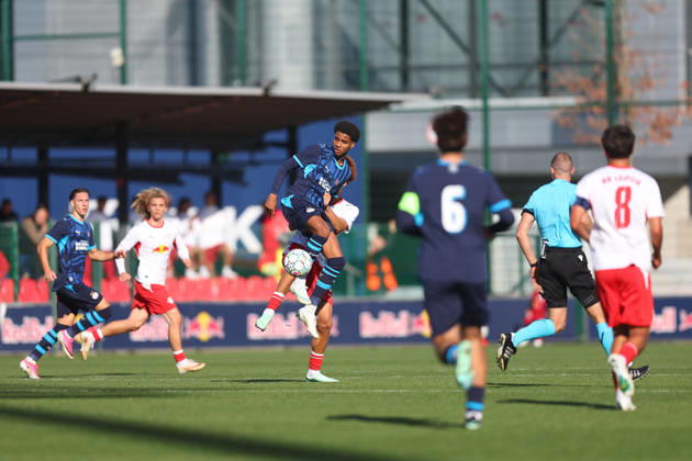 RB Leipzig U19 - PSV Eindhoven U19 UEFA Youth League Leipzig, 13.10.2026, Trainingszentrum am Cottaweg, Fußball, Saison 2026 2027, U19 Junioren, UEFA Youth League, 2. Spieltag , RB Leipzig U19 - PSV Eindhoven U19 , Im Bild: Austyn Jones (9 , Eindhoven) vor Nwabueze Eiwario (3, RB) , Nur für journalistische Zwecke! For editorial use only! , UEFA regulations prohibit any use of photographs as image sequences and or quasi-video. ,