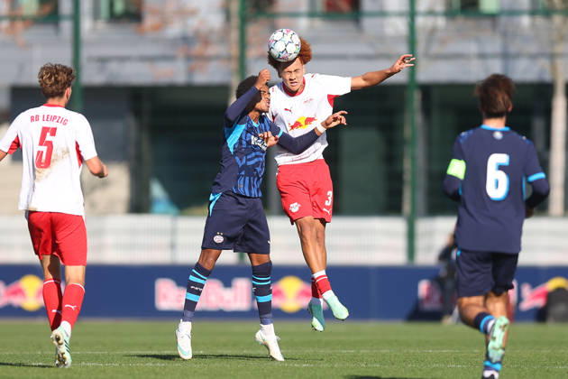 RB Leipzig U19 - PSV Eindhoven U19 UEFA Youth League Leipzig, 13.10.2026, Trainingszentrum am Cottaweg, Fußball, Saison 2026 2027, U19 Junioren, UEFA Youth League, 2. Spieltag , RB Leipzig U19 - PSV Eindhoven U19 , Im Bild v.l.: Austyn Jones (9 , Eindhoven) und Nwabueze Eiwario (3, RB) , Nur für journalistische Zwecke! For editorial use only! , UEFA regulations prohibit any use of photographs as image sequences and or quasi-video. ,