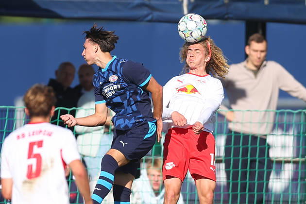 RB Leipzig U19 - PSV Eindhoven U19 UEFA Youth League Leipzig, 13.10.2026, Trainingszentrum am Cottaweg, Fußball, Saison 2026 2027, U19 Junioren, UEFA Youth League, 2. Spieltag , RB Leipzig U19 - PSV Eindhoven U19 , Im Bild v.l.: Jairo Beerens (11 , Eindhoven) und Viggo Gebel (17, RB) , Nur für journalistische Zwecke! For editorial use only! , UEFA regulations prohibit any use of photographs as image sequences and or quasi-video. ,