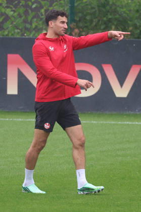 13.10.2026, xrekx, Fussball 2.Bundesliga, 1.FC Kaiserslautern - Training v.l. Ivan Prtajin (1.FC Kaiserslautern) gibt Anweisungen, gestikuliert, mit den Armen gestikulieren gives instructions, gesticulate Kaiserslautern