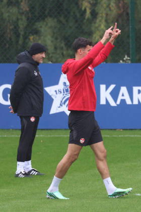 13.10.2026, xrekx, Fussball 2.Bundesliga, 1.FC Kaiserslautern - Training v.l. Torsten Lieberknecht Trainer (1.FC Kaiserslautern) Ivan Prtajin (1.FC Kaiserslautern)gibt Anweisungen, gestikuliert, mit den Armen gestikulieren gives instructions, gesticulate Kaiserslautern