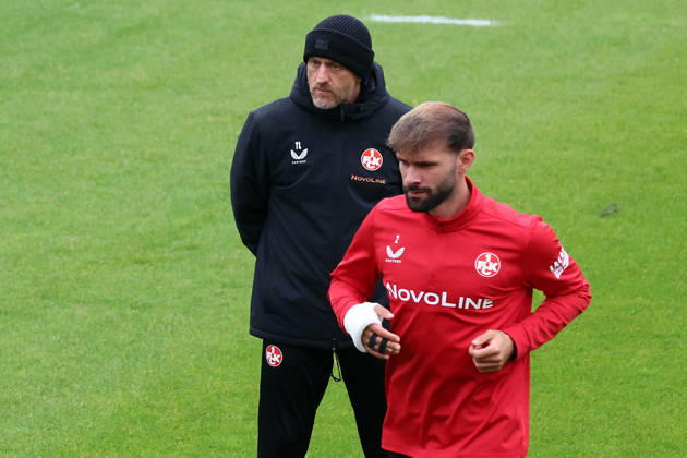 13.10.2026, xrekx, Fussball 2.Bundesliga, 1.FC Kaiserslautern - Training v.l. Torsten Lieberknecht Trainer (1.FC Kaiserslautern) Simon Asta (1.FC Kaiserslautern) Handbandage, (Gips?) Fingerschiene Kaiserslautern
