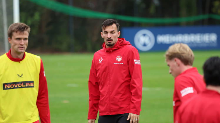 13.10.2026, xrekx, Fussball 2.Bundesliga, 1.FC Kaiserslautern - Training v.l. Mergim Berisha (1.FC Kaiserslautern) Kaiserslautern