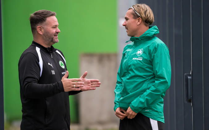13.10.2026 - Fussball - 2. Bundesliga - Saison 2026 2027 - SpVgg Greuther Fürth Fuerth ( Kleeblatt ) - Training - - xwoxzix - Daniel Wiegand ( Team-Koordinator Zeugwart SpVgg Greuther Fürth ) Felix Klaus (30, SpVgg Greuther Fürth )