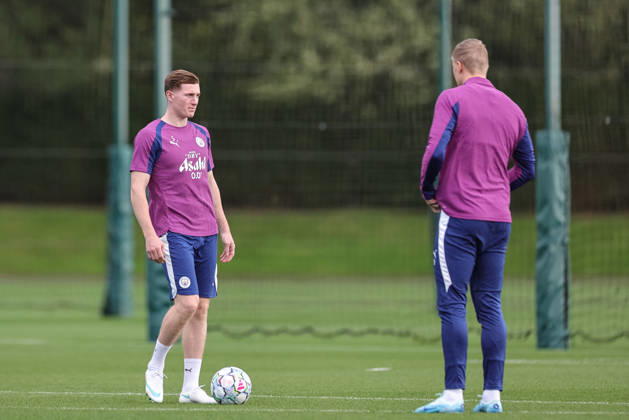 UEFA Champions League press conference, PK, Pressekonferenz and open training Matchday 2 of 8 Manchester City v Paris Saint-Germain Elliot Anderson of Manchester City and Erling Haaland of Manchester City in the training session during the UEFA Champions League press conference and open training Matchday 2 of 8 Manchester City vs Paris Saint-Germain at City Football Academy, Manchester, United Kingdom on 13 October 2026 (Photo by Mark Cosgrove News Images) Manchester City Football Academy Greater Manchester United, ManU Kingdom Copyright: xMarkxCosgrove NewsxImagesx