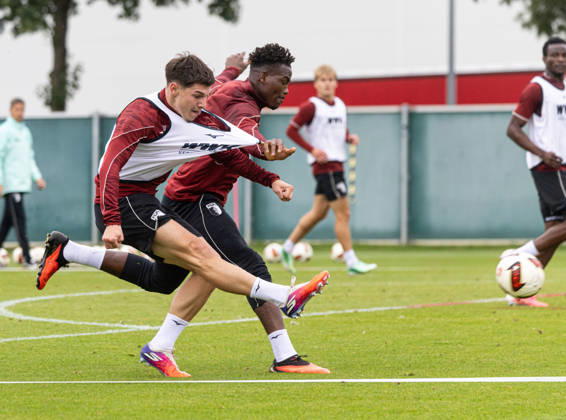 Mert Kömür (FC Augsburg 36) Torschuß gegen Juma Bah (FC Augsburg 35); FC Augsburg, Training,