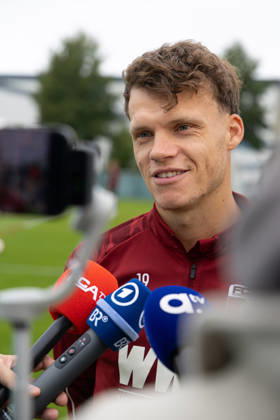 Robin Fellhauer (FC Augsburg 19) im Interview am Trainingsplatz; FC Augsburg, Training,