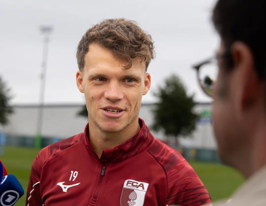Robin Fellhauer (FC Augsburg 19) im Interview am Trainingsplatz; FC Augsburg, Training,