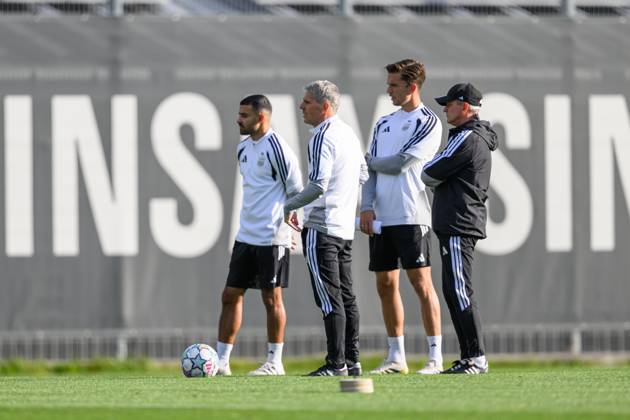 SOCCER - UEFA CL, LASK vs Liverpool LINZ,AUSTRIA,13.OCT.26 - SOCCER - UEFA Champions League, Linzer ASK vs Liverpool FC, preview, training LASK. Image shows head coach Dietmar Kuehbauer, assistant coach Manfred Nastl and assistant coach Maximilian Ritscher (LASK).  GEPAxpictures xChristianxMoser