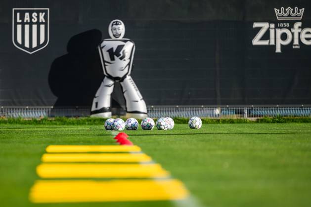 SOCCER - UEFA CL, LASK vs Liverpool LINZ,AUSTRIA,13.OCT.26 - SOCCER - UEFA Champions League, Linzer ASK vs Liverpool FC, preview, training LASK. Image shows a feature of balls and training equipment.  GEPAxpictures xChristianxMoser