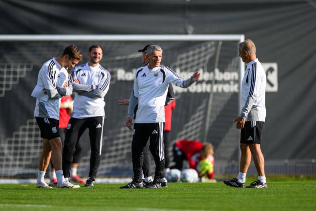 SOCCER - UEFA CL, LASK vs Liverpool LINZ,AUSTRIA,13.OCT.26 - SOCCER - UEFA Champions League, Linzer ASK vs Liverpool FC, preview, training LASK. Image shows assistant coach Maximilian Ritscher and head coach Dietmar Kuehbauer (LASK).  GEPAxpictures xChristianxMoser