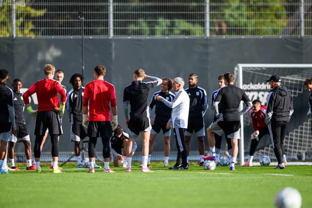 SOCCER - UEFA CL, LASK vs Liverpool LINZ,AUSTRIA,13.OCT.26 - SOCCER - UEFA Champions League, Linzer ASK vs Liverpool FC, preview, training LASK. Image shows head coach Dietmar Kuehbauer and players of LASK.  GEPAxpictures xChristianxMoser