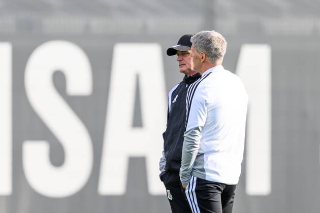 SOCCER - UEFA CL, LASK vs Liverpool LINZ,AUSTRIA,13.OCT.26 - SOCCER - UEFA Champions League, Linzer ASK vs Liverpool FC, preview, training LASK. Image shows head coach Dietmar Kuehbauer and assistant coach Manfred Nastl (LASK).  GEPAxpictures xChristianxMoser