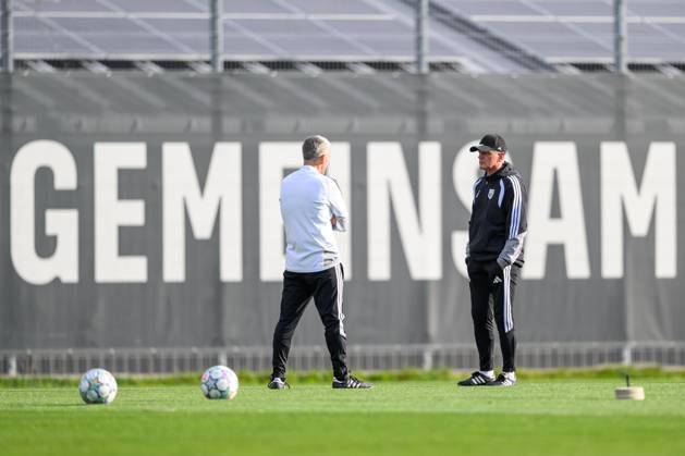 SOCCER - UEFA CL, LASK vs Liverpool LINZ,AUSTRIA,13.OCT.26 - SOCCER - UEFA Champions League, Linzer ASK vs Liverpool FC, preview, training LASK. Image shows head coach Dietmar Kuehbauer and assistant coach Manfred Nastl (LASK).  GEPAxpictures xChristianxMoser