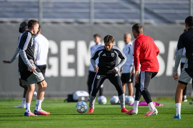 SOCCER - UEFA CL, LASK vs Liverpool LINZ,AUSTRIA,13.OCT.26 - SOCCER - UEFA Champions League, Linzer ASK vs Liverpool FC, preview, training LASK. Image shows Florian Flecker and Sascha Horvath (LASK).  GEPAxpictures xChristianxMoser