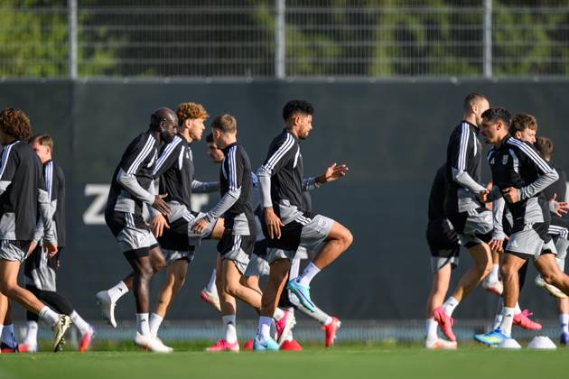 SOCCER - UEFA CL, LASK vs Liverpool LINZ,AUSTRIA,13.OCT.26 - SOCCER - UEFA Champions League, Linzer ASK vs Liverpool FC, preview, training LASK. Image shows players of LASK.  GEPAxpictures xChristianxMoser