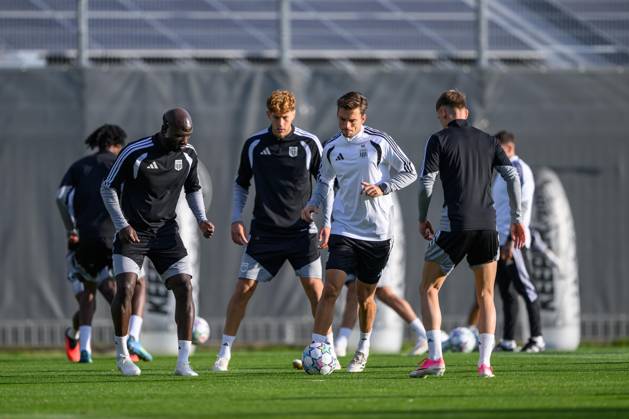 SOCCER - UEFA CL, LASK vs Liverpool LINZ,AUSTRIA,13.OCT.26 - SOCCER - UEFA Champions League, Linzer ASK vs Liverpool FC, preview, training LASK. Image shows Samuel Adeniran and assistant coach Maximilian Ritscher (LASK).  GEPAxpictures xChristianxMoser