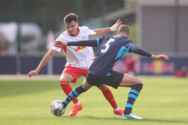 RB Leipzig U19 - PSV Eindhoven U19 UEFA Youth League Leipzig, 13.10.2026, Trainingszentrum am Cottaweg, Fußball, Saison 2026 2027, U19 Junioren, UEFA Youth League, 2. Spieltag , RB Leipzig U19 - PSV Eindhoven U19 1:6 (1:1) , Im Bild v.l.: Din Klapija (21, RB) und Dyran Stam (5 , Eindhoven) , Nur für journalistische Zwecke! For editorial use only! , UEFA regulations prohibit any use of photographs as image sequences and or quasi-video. ,