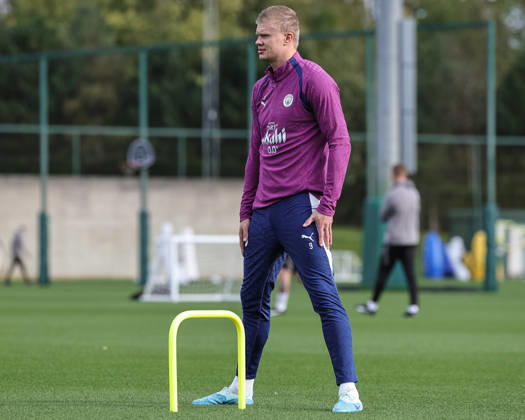 UEFA Champions League press conference, PK, Pressekonferenz and open training Matchday 2 of 8 Manchester City v Paris Saint-Germain Erling Haaland of Manchester City in the training session during the UEFA Champions League press conference and open training Matchday 2 of 8 Manchester City vs Paris Saint-Germain at City Football Academy, Manchester, United Kingdom on 13 October 2026 (Photo by Mark Cosgrove News Images) Manchester City Football Academy Greater Manchester United, ManU Kingdom Copyright: xMarkxCosgrove NewsxImagesx