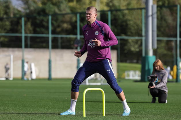 UEFA Champions League press conference, PK, Pressekonferenz and open training Matchday 2 of 8 Manchester City v Paris Saint-Germain Erling Haaland of Manchester City in the training session during the UEFA Champions League press conference and open training Matchday 2 of 8 Manchester City vs Paris Saint-Germain at City Football Academy, Manchester, United Kingdom on 13 October 2026 (Photo by Mark Cosgrove News Images) Manchester City Football Academy Greater Manchester United, ManU Kingdom Copyright: xMarkxCosgrove NewsxImagesx