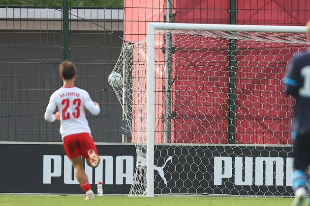 RB Leipzig U19 - PSV Eindhoven U19 UEFA Youth League Leipzig, 13.10.2026, Trainingszentrum am Cottaweg, Fußball, Saison 2026 2027, U19 Junioren, UEFA Youth League, 2. Spieltag , RB Leipzig U19 - PSV Eindhoven U19 1:6 (1:1) , Im Bild: Tor für Eindhoven, Samuel Dumbili (7, Eindhoven) trifft zum 1:4 , Nur für journalistische Zwecke! For editorial use only! , UEFA regulations prohibit any use of photographs as image sequences and or quasi-video. ,