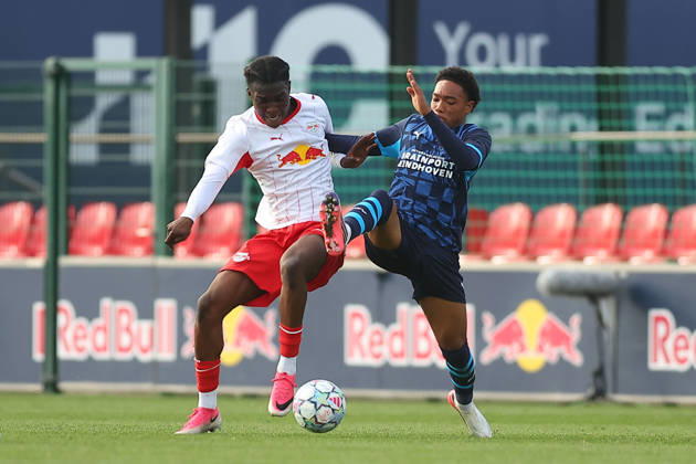 RB Leipzig U19 - PSV Eindhoven U19 UEFA Youth League Leipzig, 13.10.2026, Trainingszentrum am Cottaweg, Fußball, Saison 2026 2027, U19 Junioren, UEFA Youth League, 2. Spieltag , RB Leipzig U19 - PSV Eindhoven U19 1:6 (1:1) , Im Bild v.l.: Warren Ngana (6, RB) und Givenciyo Sabajo (21, Eindhoven , Nur für journalistische Zwecke! For editorial use only! , UEFA regulations prohibit any use of photographs as image sequences and or quasi-video. ,