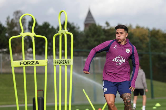 UEFA Champions League press conference, PK, Pressekonferenz and open training Matchday 2 of 8 Manchester City v Paris Saint-Germain Enzo Fernandez of Manchester City in the training session during the UEFA Champions League press conference and open training Matchday 2 of 8 Manchester City vs Paris Saint-Germain at City Football Academy, Manchester, United Kingdom on 13 October 2026 (Photo by Mark Cosgrove News Images) Manchester City Football Academy Greater Manchester United, ManU Kingdom Copyright: xMarkxCosgrove NewsxImagesx
