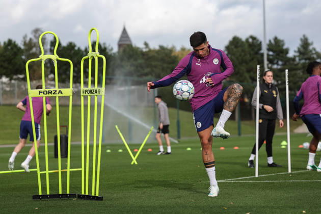UEFA Champions League press conference, PK, Pressekonferenz and open training Matchday 2 of 8 Manchester City v Paris Saint-Germain Enzo Fernandez of Manchester City in the training session during the UEFA Champions League press conference and open training Matchday 2 of 8 Manchester City vs Paris Saint-Germain at City Football Academy, Manchester, United Kingdom on 13 October 2026 (Photo by Mark Cosgrove News Images) Manchester City Football Academy Greater Manchester United, ManU Kingdom Copyright: xMarkxCosgrove NewsxImagesx