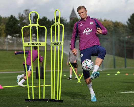 UEFA Champions League press conference, PK, Pressekonferenz and open training Matchday 2 of 8 Manchester City v Paris Saint-Germain Erling Haaland of Manchester City in the training session during the UEFA Champions League press conference and open training Matchday 2 of 8 Manchester City vs Paris Saint-Germain at City Football Academy, Manchester, United Kingdom on 13 October 2026 (Photo by Mark Cosgrove News Images) Manchester City Football Academy Greater Manchester United, ManU Kingdom Copyright: xMarkxCosgrove NewsxImagesx