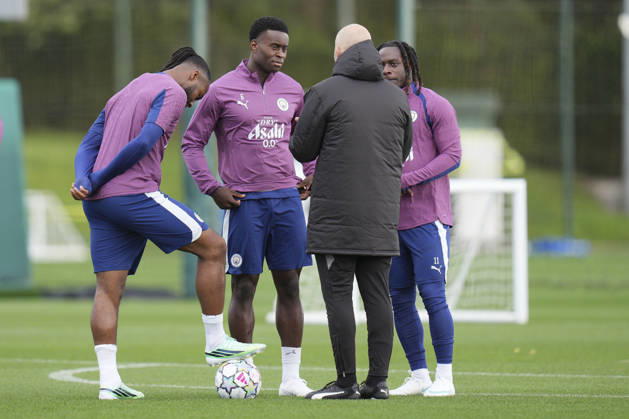 Manchester City Training, Champions League Manchester City manager Enzo Maresca speaks with Antoine Semenyo, Marc Guéhi and Jérémy Doku of Manchester City during the training session ahead of UEFA Champions League matchday 2 vs Paris Saint-Germain, Manchester City at Joie Stadium, Etihad Campus, Manchester, England on 13 October 2026 Credit: Steve Flynn Every Second Media Editorial use only. All images are copyright Every Second Media Limited. No images may be reproduced without prior permission. Copyright: xIMAGO EveryxSecondxMediax ESM-2218-0107 StevexFlynnx xEveryxSecondxMediax