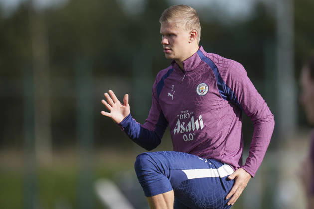 Manchester City Training, Champions League Erling Haaland of Manchester City warms up before during the training session ahead of UEFA Champions League matchday 2 vs Paris Saint-Germain, Manchester City at Joie Stadium, Etihad Campus, Manchester, England on 13 October 2026 Credit: Steve Flynn Every Second Media Editorial use only. All images are copyright Every Second Media Limited. No images may be reproduced without prior permission. Copyright: xIMAGO EveryxSecondxMediax ESM-2218-0112 StevexFlynnx xEveryxSecondxMediax