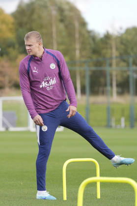 Manchester City Training, Champions League Erling Haaland of Manchester City warms up during the training session ahead of UEFA Champions League matchday 2 vs Paris Saint-Germain, Manchester City at Joie Stadium, Etihad Campus, Manchester, England on 13 October 2026 Credit: Steve Flynn Every Second Media Editorial use only. All images are copyright Every Second Media Limited. No images may be reproduced without prior permission. Copyright: xIMAGO EveryxSecondxMediax ESM-2218-0118 StevexFlynnx xEveryxSecondxMediax