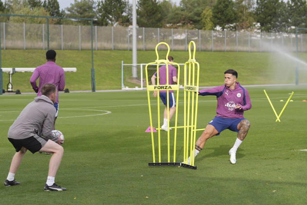 Manchester City Training, Champions League Enzo Fernández of Manchester City warms up during the training session ahead of UEFA Champions League matchday 2 vs Paris Saint-Germain, Manchester City at Joie Stadium, Etihad Campus, Manchester, England on 13 October 2026 Credit: Steve Flynn Every Second Media Editorial use only. All images are copyright Every Second Media Limited. No images may be reproduced without prior permission. Copyright: xIMAGO EveryxSecondxMediax ESM-2218-0126 StevexFlynnx xEveryxSecondxMediax
