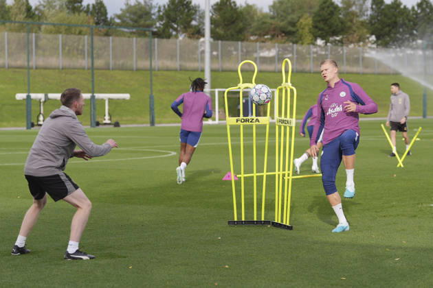 Manchester City Training, Champions League Erling Haaland of Manchester City warms up during the training session ahead of UEFA Champions League matchday 2 vs Paris Saint-Germain, Manchester City at Joie Stadium, Etihad Campus, Manchester, England on 13 October 2026 Credit: Steve Flynn Every Second Media Editorial use only. All images are copyright Every Second Media Limited. No images may be reproduced without prior permission. Copyright: xIMAGO EveryxSecondxMediax ESM-2218-0129 StevexFlynnx xEveryxSecondxMediax