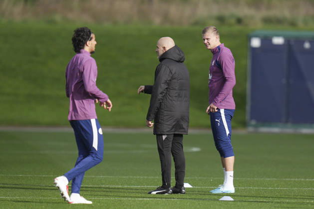 Manchester City Training, Champions League Manchester City manager Enzo Maresca speaks with Erling Haaland of Manchester City during the training session ahead of UEFA Champions League matchday 2 vs Paris Saint-Germain, Manchester City at Joie Stadium, Etihad Campus, Manchester, England on 13 October 2026 Credit: Steve Flynn Every Second Media Editorial use only. All images are copyright Every Second Media Limited. No images may be reproduced without prior permission. Copyright: xIMAGO EveryxSecondxMediax ESM-2218-0131 StevexFlynnx xEveryxSecondxMediax