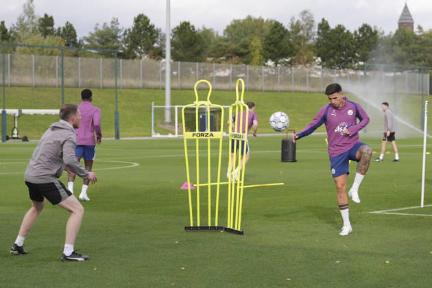 Manchester City Training, Champions League Enzo Fernández of Manchester City warms up during the training session ahead of UEFA Champions League matchday 2 vs Paris Saint-Germain, Manchester City at Joie Stadium, Etihad Campus, Manchester, England on 13 October 2026 Credit: Steve Flynn Every Second Media Editorial use only. All images are copyright Every Second Media Limited. No images may be reproduced without prior permission. Copyright: xIMAGO EveryxSecondxMediax ESM-2218-0127 StevexFlynnx xEveryxSecondxMediax