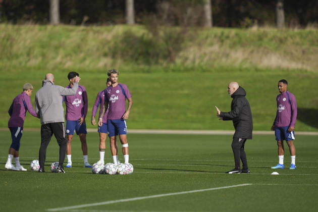 Manchester City Training, Champions League Manchester City manager Enzo Maresca speaks to his players during the training session ahead of UEFA Champions League matchday 2 vs Paris Saint-Germain, Manchester City at Joie Stadium, Etihad Campus, Manchester, England on 13 October 2026 Credit: Steve Flynn Every Second Media Editorial use only. All images are copyright Every Second Media Limited. No images may be reproduced without prior permission. Copyright: xIMAGO EveryxSecondxMediax ESM-2218-0132 StevexFlynnx xEveryxSecondxMediax